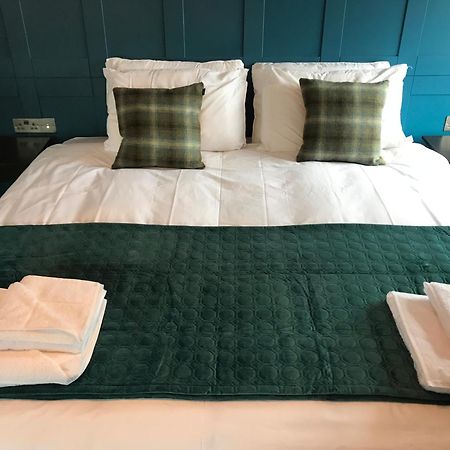 No.16 Hotel Seaham Kamer foto A bed with a bed runner