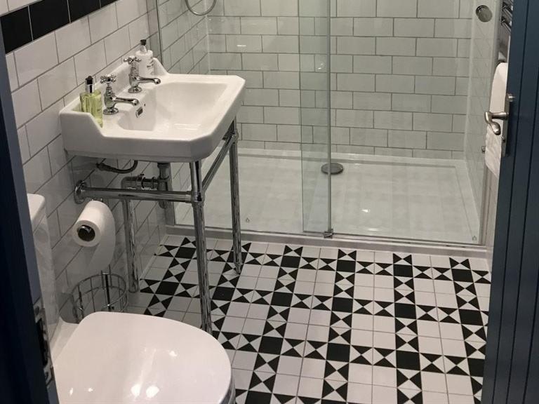 No.16 Hotel Seaham Buitenkant foto Bathroom with shower enclosure