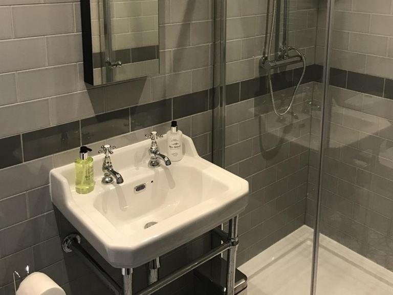 No.16 Hotel Seaham Buitenkant foto A shower room