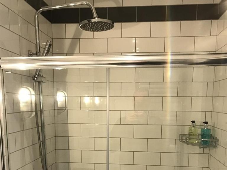 No.16 Hotel Seaham Kamer foto A shower