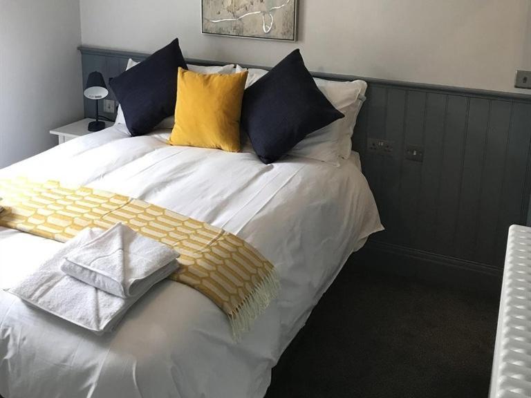 No.16 Hotel Seaham Kamer foto A bed with a throw