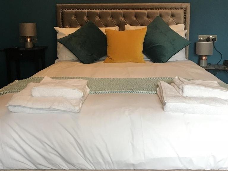 No.16 Hotel Seaham Kamer foto A bed with a headboard