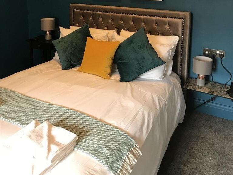 No.16 Hotel Seaham Kamer foto A bed with a throw